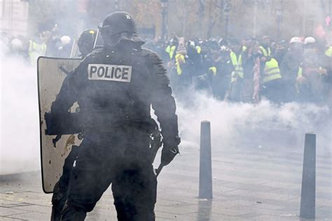 Ausschreitungen Und Festnahmen Bei Gelbwesten Protesten Europa