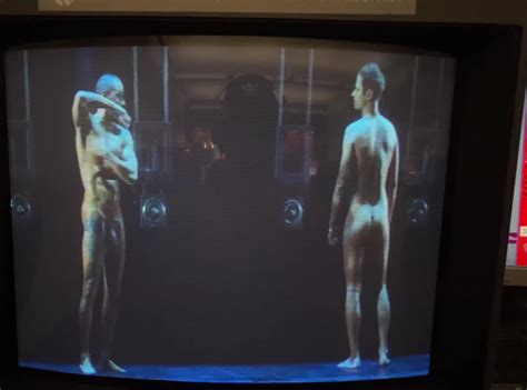 NAKED GUY KISSED IN SHOWER ThisVid En Anglais