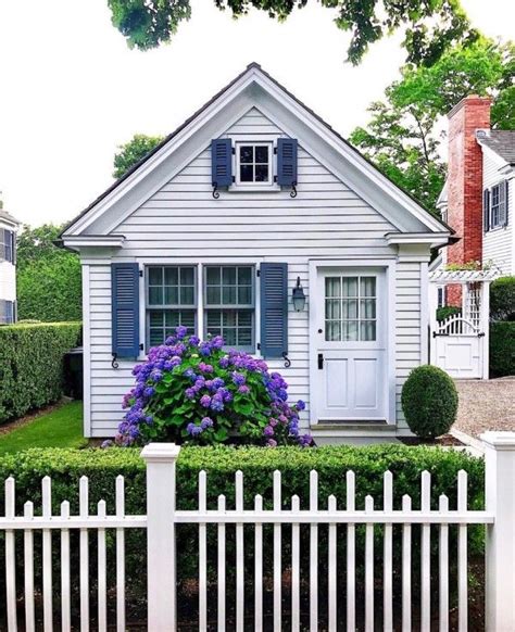 20 White Picket Fence Landscaping Ideas and Designs | Cottage exterior ...