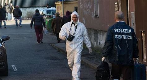 Roma Esecuzione Al Casilino Uomo Freddato Da Due Killer In Sella A