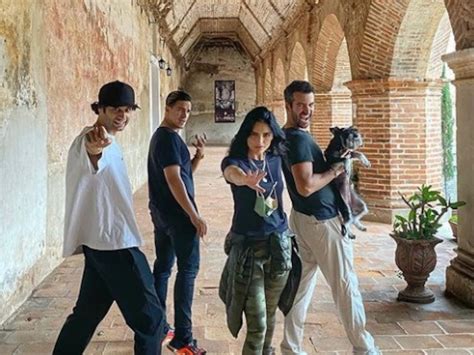 Aislinn Derbez sorprendió con pose empoderada en bikini Infobae