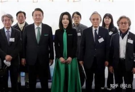 又被韩国夫人惊艳了！穿绿裙配小西装出席活动，嫩到猜不出年龄 知乎