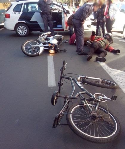 Moto E Bicicleta Se Envolvem Em Acidente Na Avenida Rui Barbosa Em Assis