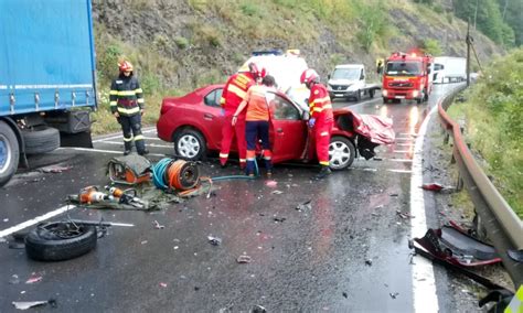 FOTO Accident MORTAL pe DN 15 Două persoane au DECEDAT după impactul