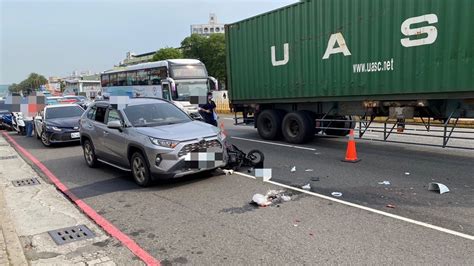 即／疑為閃違停小黃！高雄18歲女遭聯結車撞 當場慘死｜東森新聞：新聞在哪 東森就在哪裡