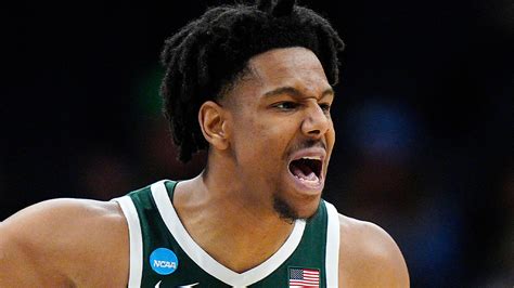 Michigan States Aj Hoggard Suffers Uniform Mishap In 1st Ncaa