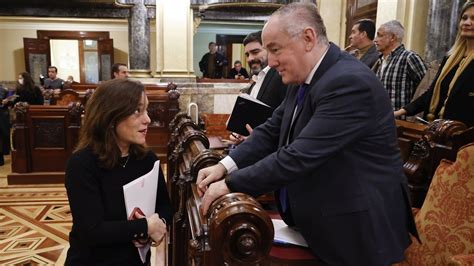 La alcaldesa de A Coruña expulsa del pleno al portavoz del PP tras tres