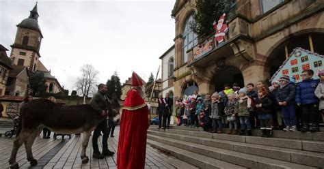 Tradition Un Premier Cort Ge Pour Saint Nicolas Au March De No L De