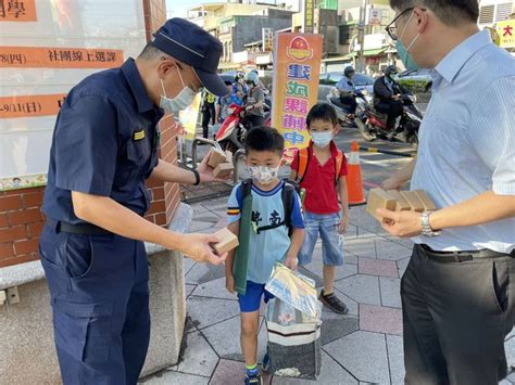 桃園市平鎮警分局因應轄內高中以下學校開學日，維護各校新生及學童上下學安全，今 30 日特別規劃執行「護童專案」勤務，加強校園周邊的交通疏導，除維護學童安全外，並減少交通帶來的衝擊。 平鎮分局長