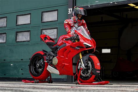 2022 Ducati Panigale V4 Lineup First Look 22 Fast Facts Photos