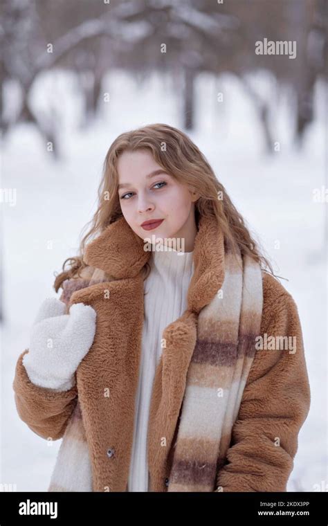 Blonde frau zu fuß im schnee Fotos und Bildmaterial in hoher