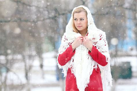 Belle Blonde Dans Une Neige Russe Traditionnelle D Hiver Photo Stock Image Du Mignon Fille