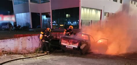 PRINCÍPIO DE INCÊNDIO EM VEÍCULO BOMBEIROS DE SÃO JOSÉ AGEM RÁPIDO