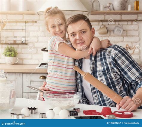 Famille Heureuse Faisant Cuire Ensemble Dans La Cuisine Image Stock