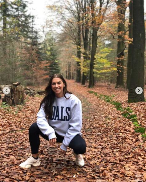 Ng I P Quy N R Nh T Th Thao Hot Girl N I V N M C Thi U V I Sharapova Th Nh Th I