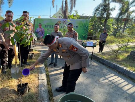 HUT Bhayangkara Ke 78 Polres Pelabuhan Makassar Penanaman Pohon Bentuk