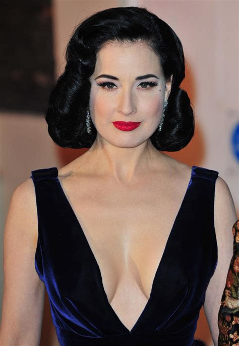 Dita Von Teese Oozes Sex Appeal With Plunging Neckline Daily Star