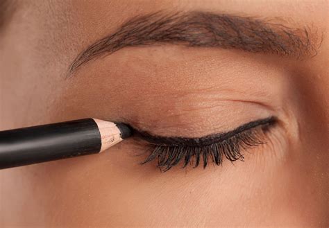 Göz Kalemi Ile Eyeliner Nasıl Çekilir