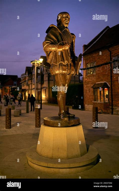 Stratford Upon Avon Statue William Shakespeare Statue Lit At Dusk On