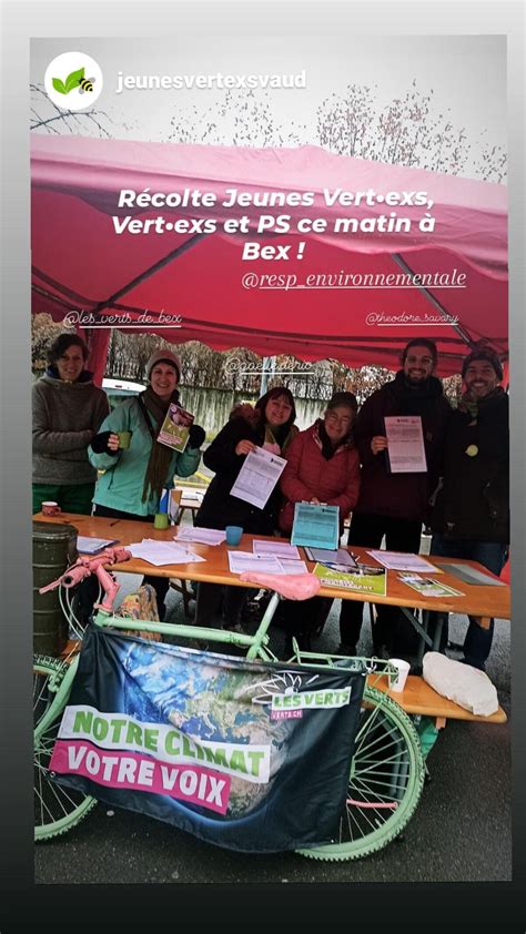 Récole de signatures dans le froid mais avec la bonne humeur Les VERT