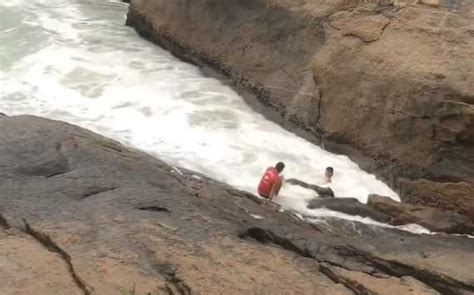 Vídeo bombeiros resgatam banhistas que se afogavam em praia do Rio