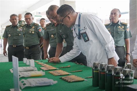 PT Pindad Persero Direktur Produksi PT Pindad Serahkan Alat