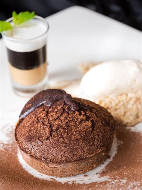 Pastel De Chocolate Fundido Con Tirador De Mantequilla De Cacahuate