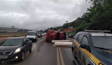 Caminh O Carregado Mdf Tomba E Deixa Tr Nsito Lento Na Br