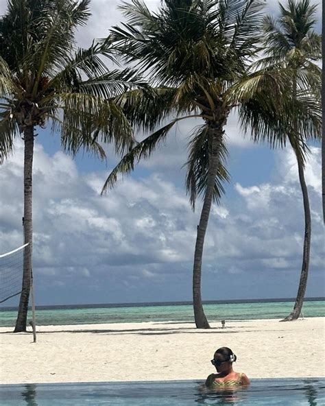 Megi Pojani E Djeg N Maldive Fotot Provokuese Me Bikini T