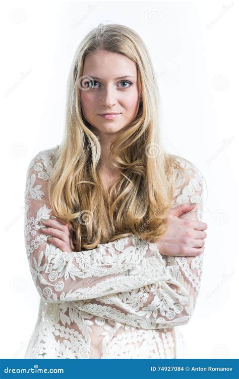 Belle Fille Blonde Russe Sur Un Fond Blanc Dans Un Chemisier Translucide Blanc Photo Stock