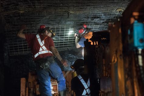 Bolter Miner Przejecha Ju Prawie M Dr C Podziemne Wyrobisko W