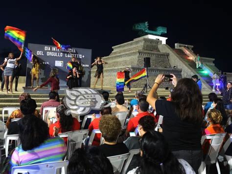 Video Iluminan Pir Mide Para Conmemorar El D A Del Orgullo Lgbt