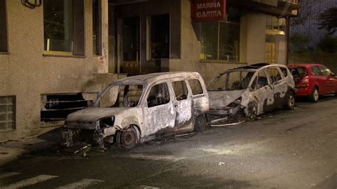 Un incendio en la calle calcina varios coches y daña la fachada de una