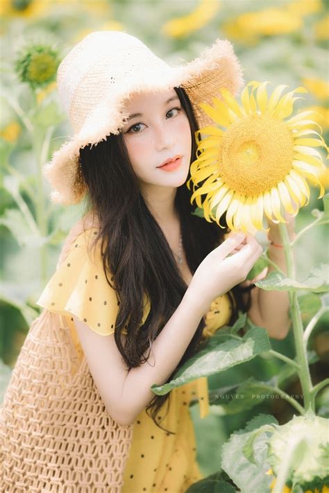 Hot girl ĐH Thương mại gây thương nhớ với bộ ảnh bên hoa hướng dương Báo Dân trí