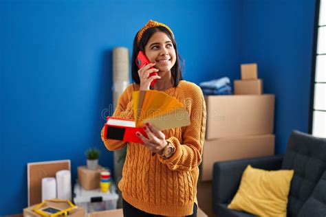 Joven Latina Hablando En El Smartphone Eligiendo Pared De Pintura De Color En Su Nueva Casa