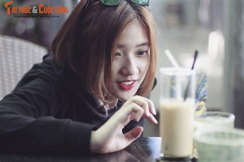 Hot girl kẹt xe ở TP HCM được dân mạng săn lùng