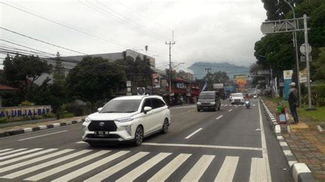 Sore Hari Hari Ini Kepadatan Arus Lalu Lintas Di Jalan Raya Puncak