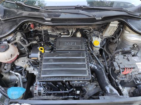 Чистка подкапотного пространства пароочистителем — Volkswagen Polo ...