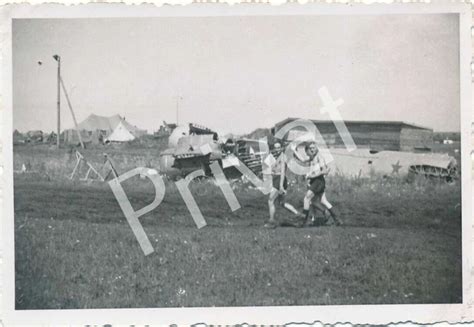 FOTO WK II Soldaten Wehrmacht Luftwaffe Flugzeug Nude Polen Polska F1 21 EUR 34 90 PicClick DE