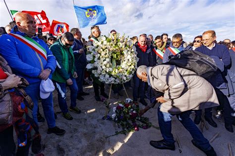 Cutro Corteo Con 5 Mila Persone Ad Aprirlo La Croce Realizzata Con I