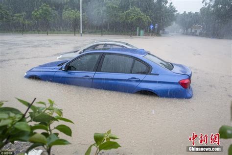 广州突降暴雨 轿车被淹几被没顶