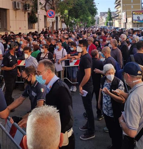 Vaccini Lunga Coda All Hub Della Fiera Del Mediterraneo Dopo Lo Stop