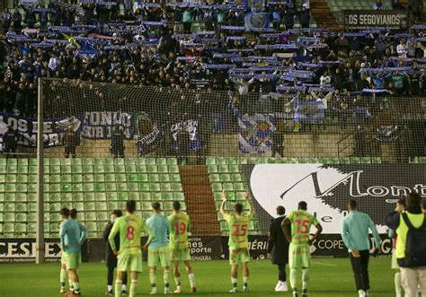 Comunión entre la afición y la plantilla el himno del Málaga resonó en