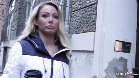 Convencen A Esta Tremenda Milf Para Acabar Follando