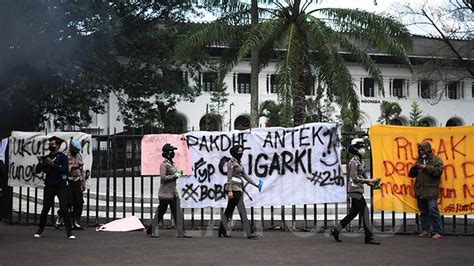 Mahasiswa Bakar Kaos Jokowi Dalam Demo 2 Tahun Jokowi Ma Ruf Foto