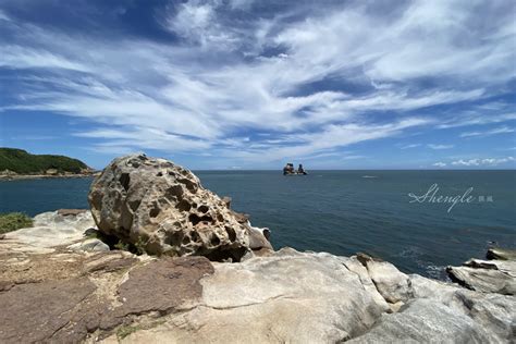 新北金山「神秘海岸」海蝕地形鬼斧神工！燭台雙嶼遙望海天一線 撰風旅食