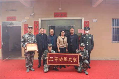 建功在军营 喜报送上门－－－深圳市坪山区人武部为立功人员登门送喜报中国国情中国网