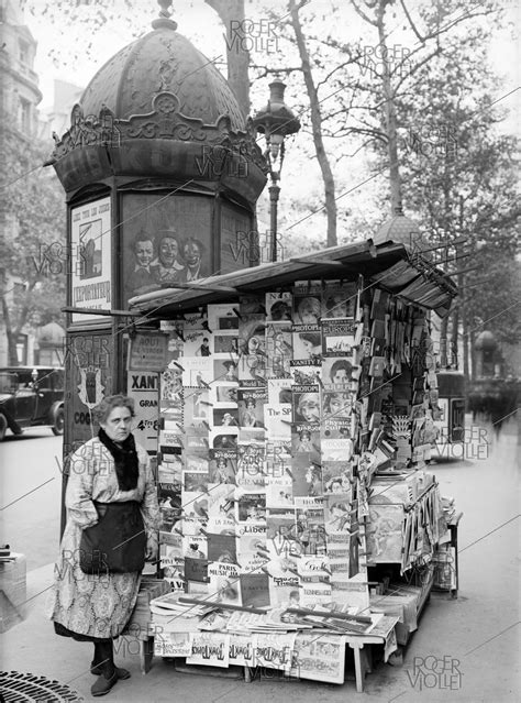 Kiosque à journaux Paris vers 1925 1930