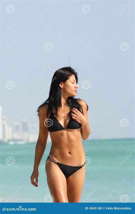 Femme Attirant Dans Un Bikini Photo stock Image du complètement beau 4565140