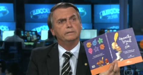 Livro kit gay citado por Bolsonaro foi distribuído nas escolas Saiba a verdade Não Acredito